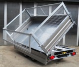 Humbaur Dreiseitenkipper HTK 3500.31 mit Stahlbordw�nden, E- & Handpumpe, Gitteraufs�tzen, 4 zus�tzlichen �sen, 2 Schwerlast-Alurampen und 2 Schwenkkurbelst�tzen hinten