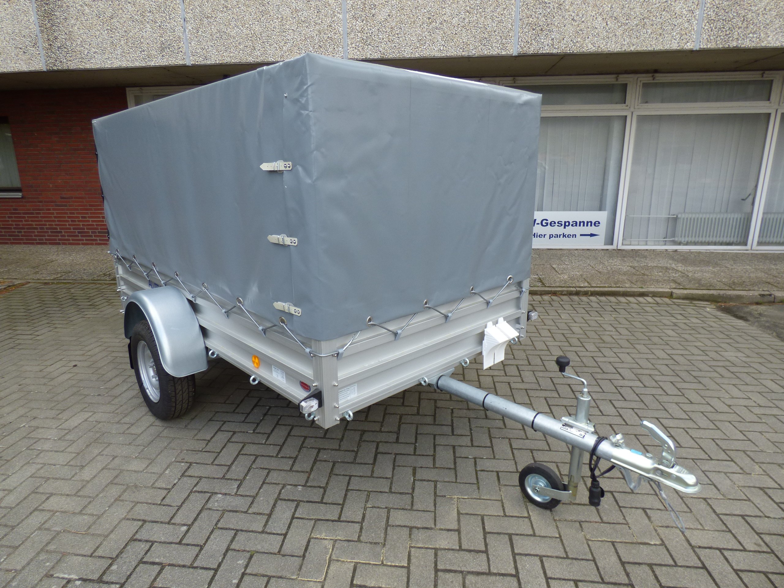 Alutrail 75 U 26 14 mit dunkelgrauer Hochplane 120cm 750KG zGG  263x135x120cm / PKW Anhänger von Kröger Fahrzeugbau - Anhänger günstig  kaufen