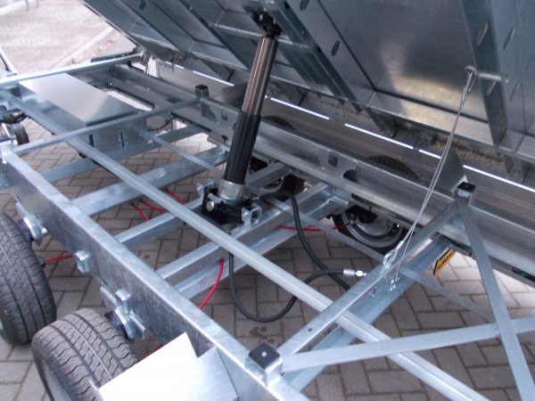 Humbaur HTK 3500.37 Dreiseitenkipper mit Alubordwnden, E- & Handpumpe
