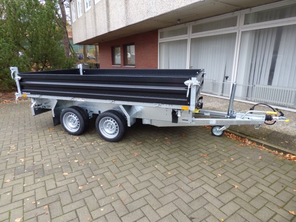 Humbaur HTK 3000.31 Dreiseitenkipper mit schwarzen Stahlbordwnden, E- & Handpumpe