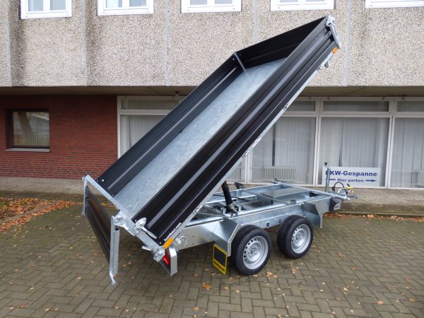 Humbaur HTK 3000.31 Dreiseitenkipper mit schwarzen Stahlbordwnden, E- & Handpumpe