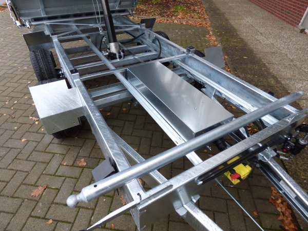 Humbaur HTK 3500.31 Dreiseitenkipper mit E- & Handpumpe und schwarzen Stahlbordwnden