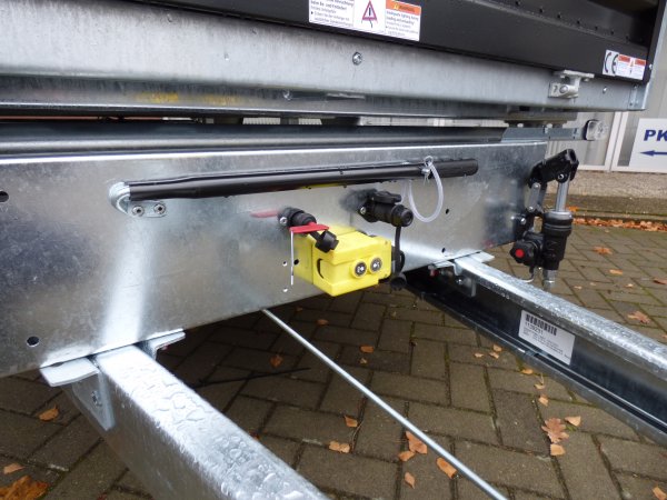 Humbaur HTK 3500.31 Dreiseitenkipper mit E- & Handpumpe und schwarzen Stahlbordwnden