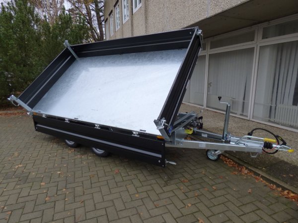 Humbaur HTK 3500.31 Dreiseitenkipper mit E- & Handpumpe und schwarzen Stahlbordwnden