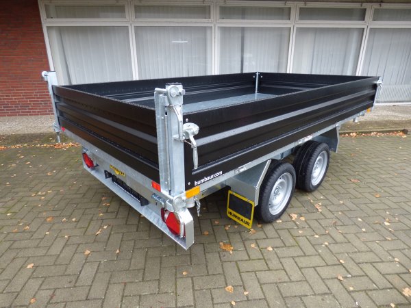 Humbaur HTK 3500.31 Dreiseitenkipper mit E- & Handpumpe und schwarzen Stahlbordwnden