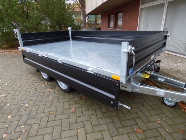 Humbaur HTK 3500.31 Dreiseitenkipper mit E- & Handpumpe und schwarzen Stahlbordwnden