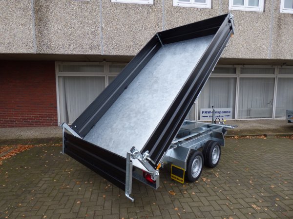 Humbaur HTK 3500.31 Dreiseitenkipper mit E- & Handpumpe und schwarzen Stahlbordwnden