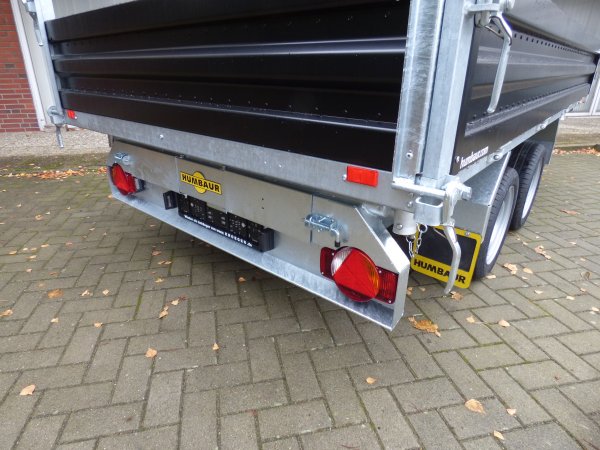 Humbaur HTK 3500.31 Dreiseitenkipper mit E- & Handpumpe und schwarzen Stahlbordwnden