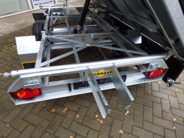 Humbaur HTK 3500.31 Dreiseitenkipper mit E- & Handpumpe und schwarzen Stahlbordwnden