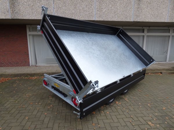 Humbaur HTK 3500.31 Dreiseitenkipper mit E- & Handpumpe und schwarzen Stahlbordwnden