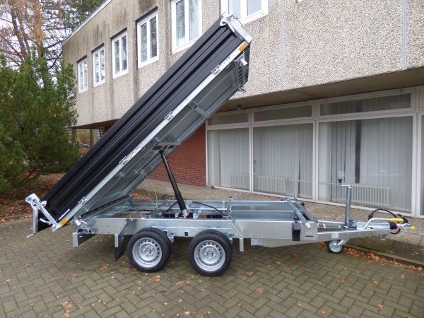 Humbaur HTK 3500.31 Dreiseitenkipper mit E- & Handpumpe und schwarzen Stahlbordwnden