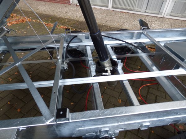 Humbaur HTK 3500.31 Dreiseitenkipper mit E- & Handpumpe und schwarzen Stahlbordwnden