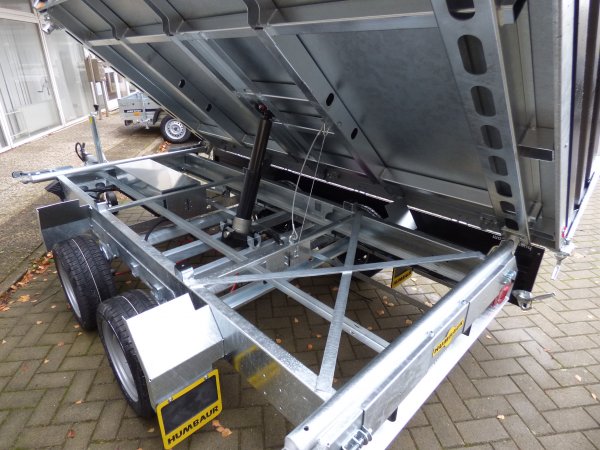 Humbaur HTK 3500.31 Dreiseitenkipper mit E- & Handpumpe und schwarzen Stahlbordwnden
