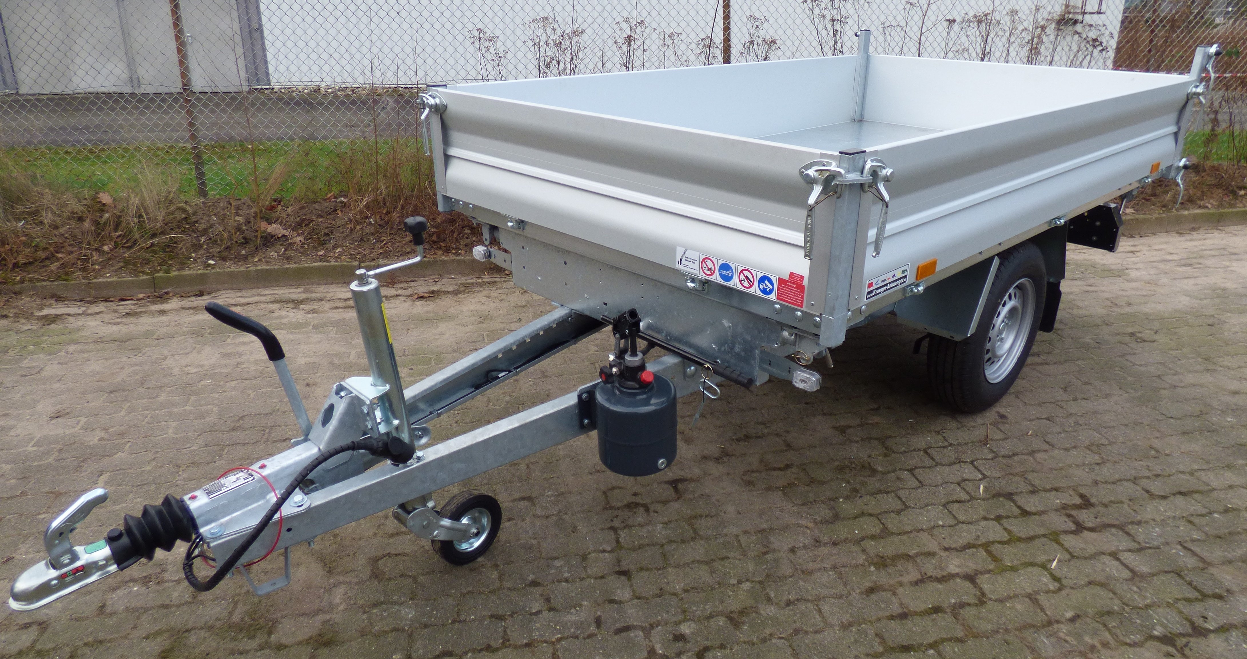 Tempus DSK 182617 Einachsiger ProfiDreiseitenkipper mit Handpumpe Bereifung 185R14C / PKW Tempus DSK 182617 Einachsiger ProfiDreiseitenkipper mit Handpumpe Bereifung 185R14C / PKW