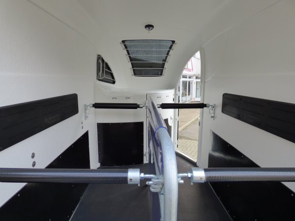 Careliner L night/silver, Panoramadach, Sattelkammer professional mit mobilem Sattelschrank, 2. Innenleuchte LED, Netz statt Plane, Kamera innen und aussen und Alufelgen (black/silver)