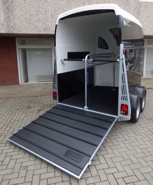 Careliner M night/cream mit Panoramadach und Netzrollo