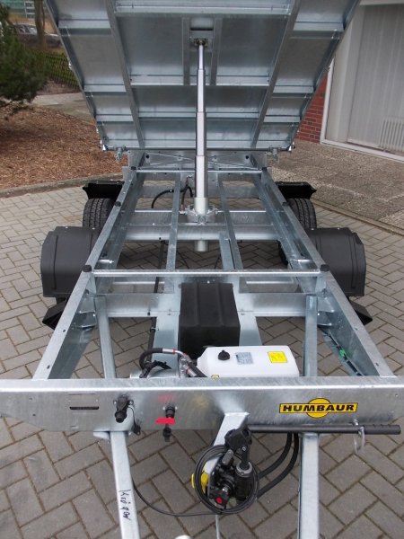 Humbaur HTK 3500.41 Dreiseitenkipper mit Stahlbordwnden, E- & Handpumpe