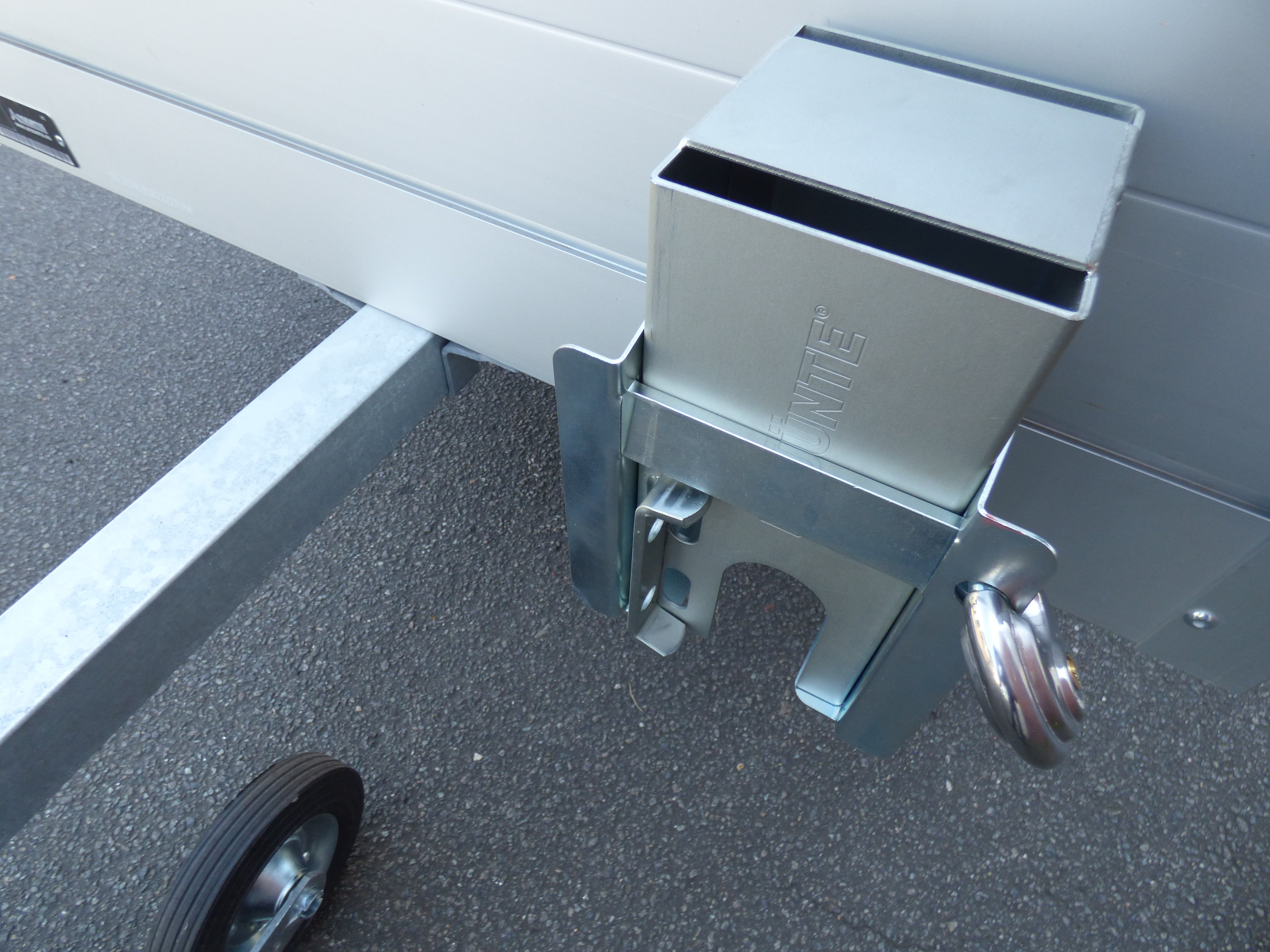 Safety-Box Kastenschloss mit Halterung an Anhänger montiert / PKW