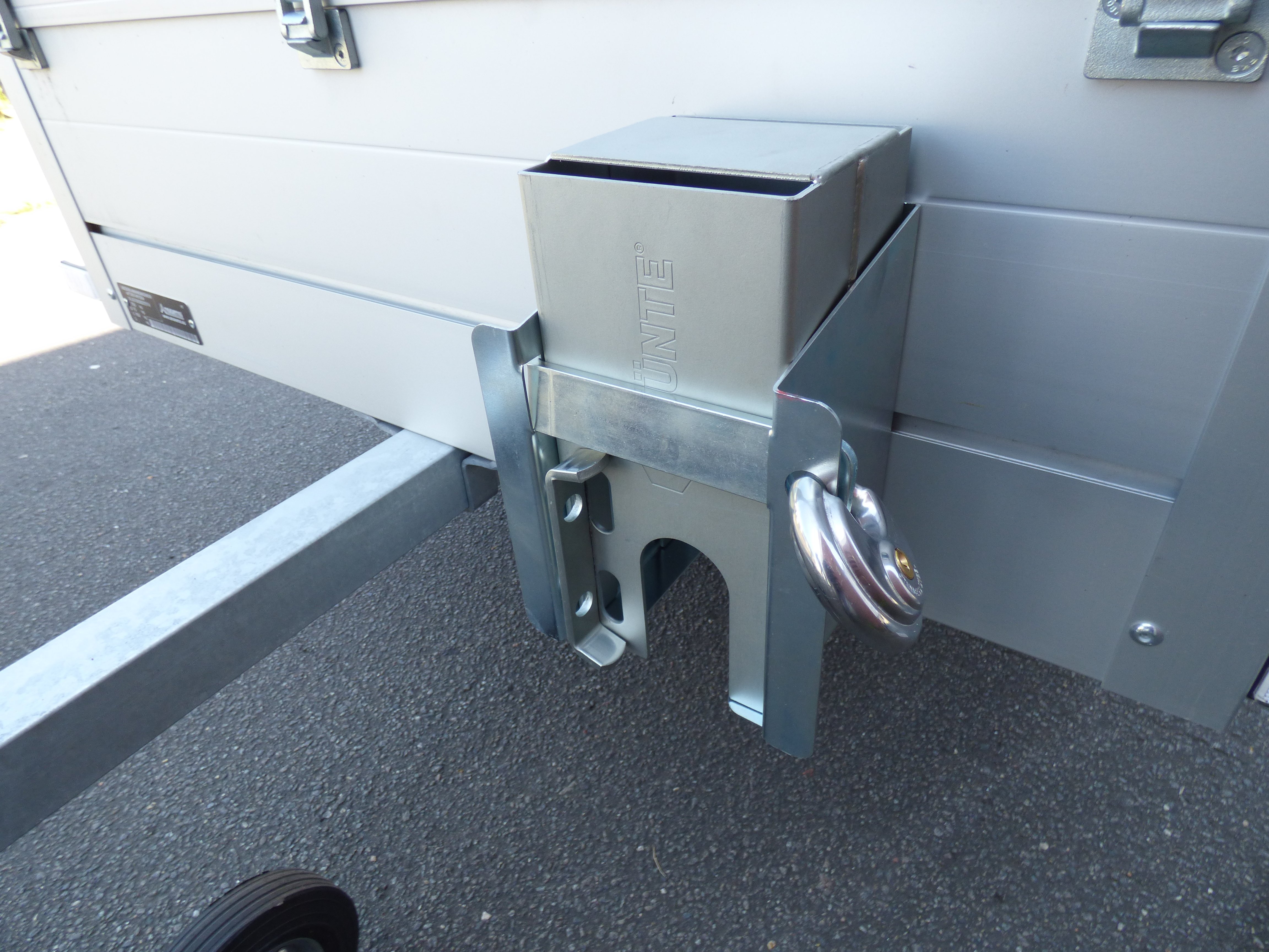 Safety-Box Kastenschloss mit Halterung an Anhänger montiert / PKW