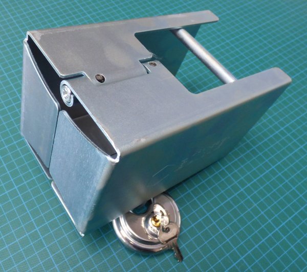 Safety-Box XL klappbares Kastenschloss mit Halterung an Anhnger montiert