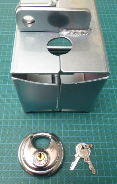 Safety-Box XL klappbares Kastenschloss mit Halterung an Anhnger montiert