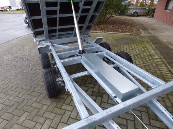 Henra KP353018 parabolic Dreiseitenkipper mit E-pumpe, Blattfederachsen, 3500kg zGG, 301x185x30cm, Rampenschchten und Leitergestell