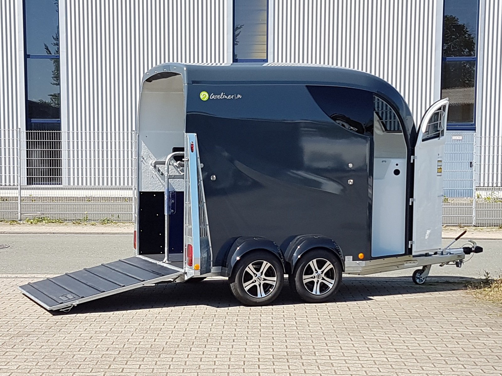 Careliner M grey/grey mit Panoramadach Boxenstangenzusatzpolster Netzlift 2  Innenleuchte LED Sattelablagestange und Alufelgen black/silver / PKW  Anhänger von Kröger Fahrzeugbau - Anhänger günstig kaufen