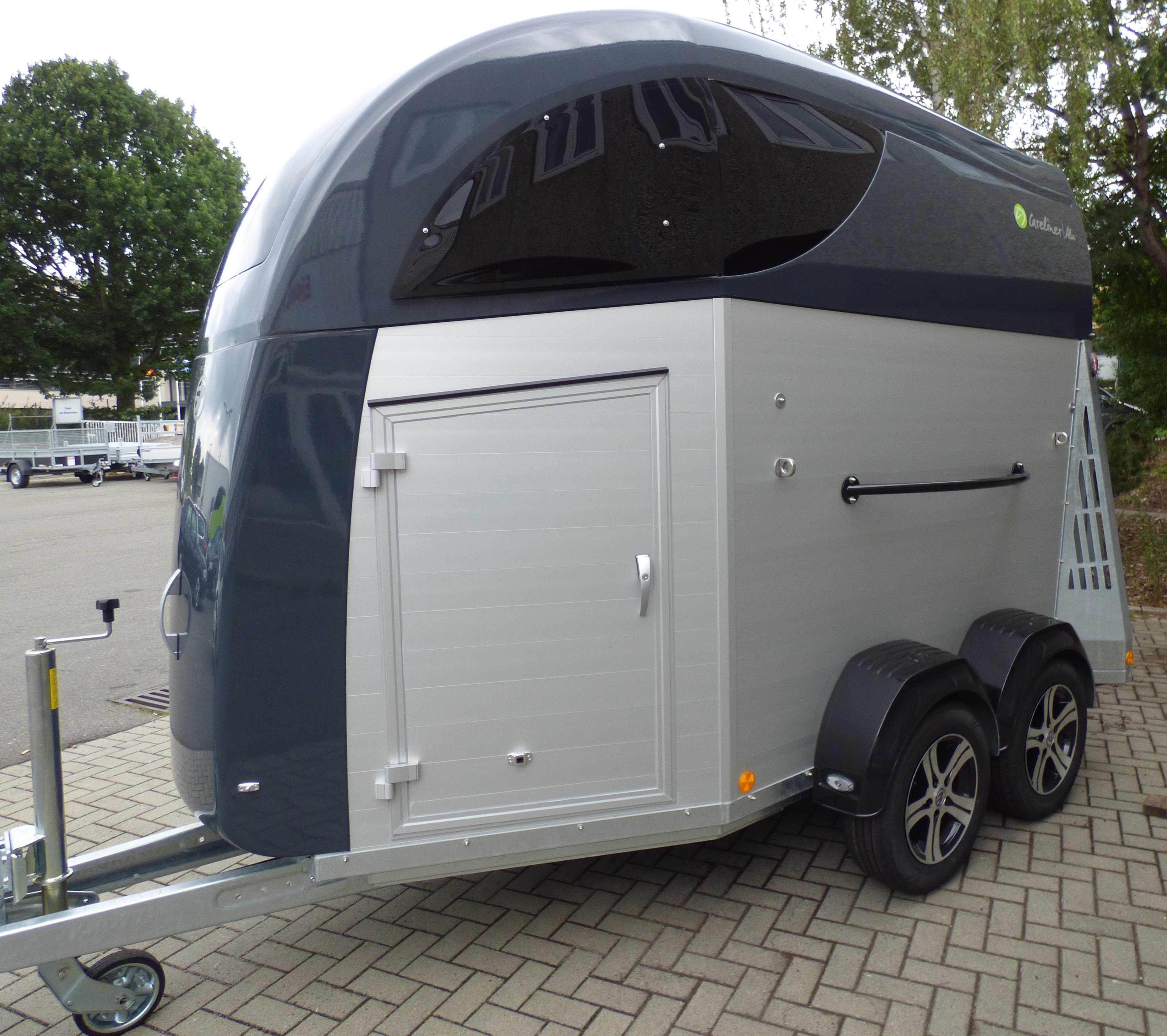 Careliner ALU Dach und Bug in grey Alufelgen Premiumsattelkammer 2  Innenleuchte LED Bruststangenzusatzpolster Netzlift Panoramadach  Sattelablagestange / PKW Anhänger von Kröger Fahrzeugbau - Anhänger günstig  kaufen