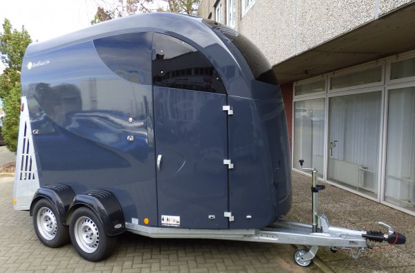 Careliner M grey/grey mit Panoramadach, Boxenstangenzusatzpolster, Netzlift und Trittschutz zustzlich an Sattelkammer