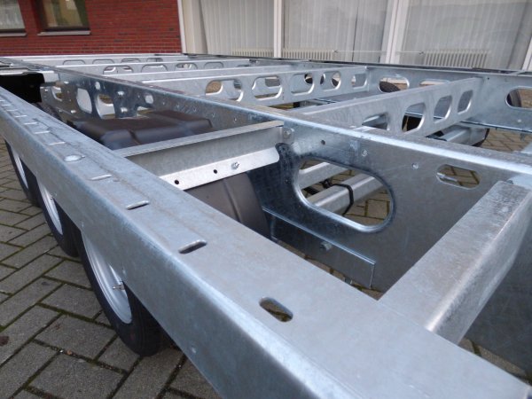 Tiny-Trail, Tridem-berlader, 3500kg GG, Plattformmae 600x250cm, Typ TH60.25