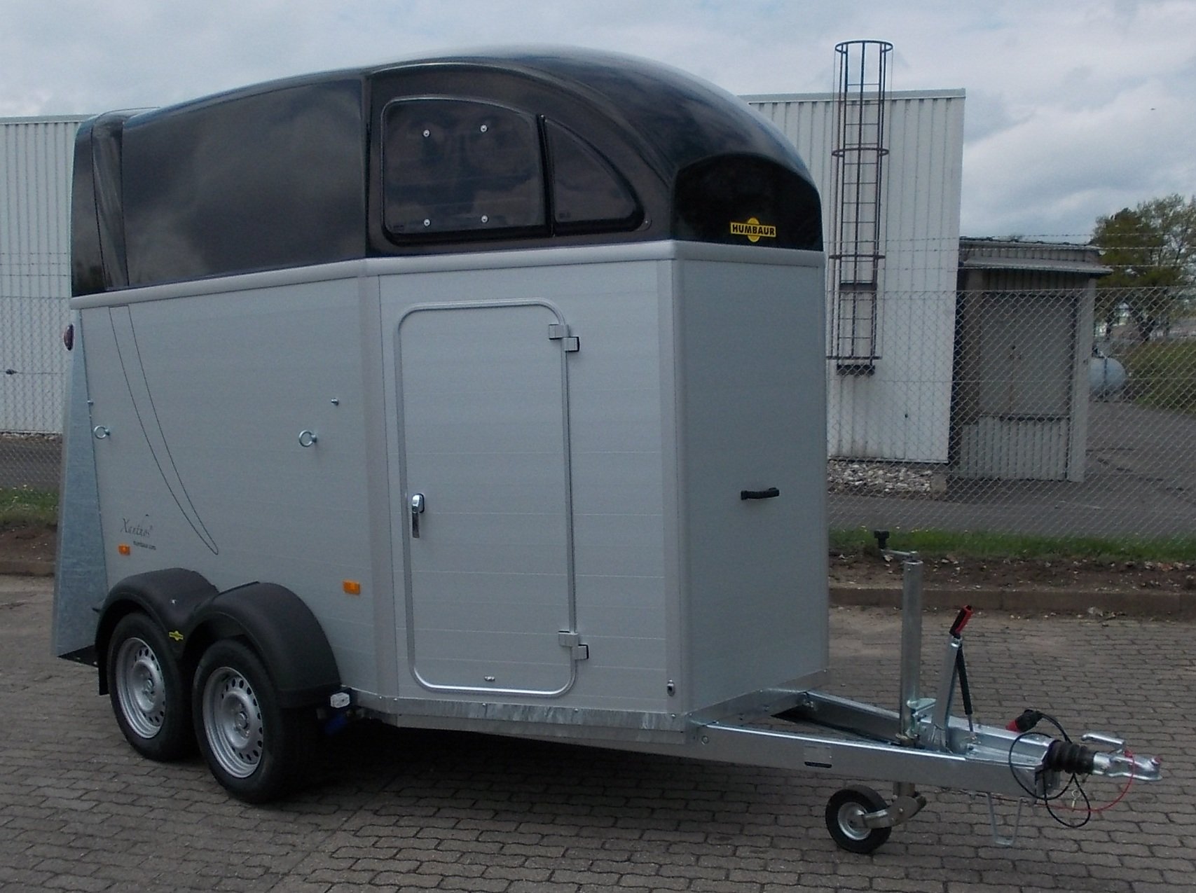 HUMBAUR Xanthos 2000 Aluanhänger Seitentrittschutz Tempo 100 schwarzes