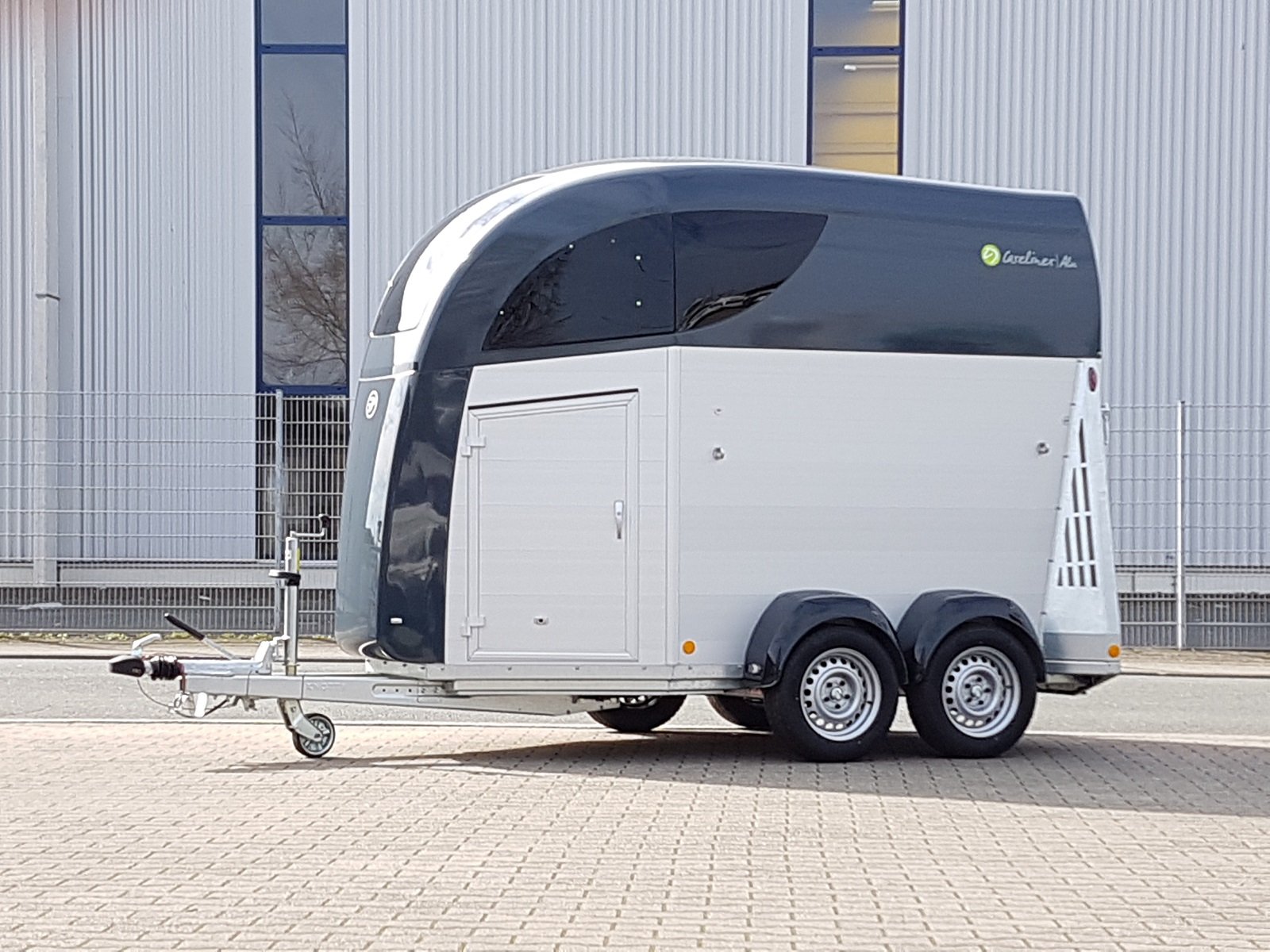 Careliner ALU Dach und Bug in grey mit Panoramadach und  Bruststangenzusatzpolster / PKW Anhänger von Kröger Fahrzeugbau - Anhänger  günstig kaufen