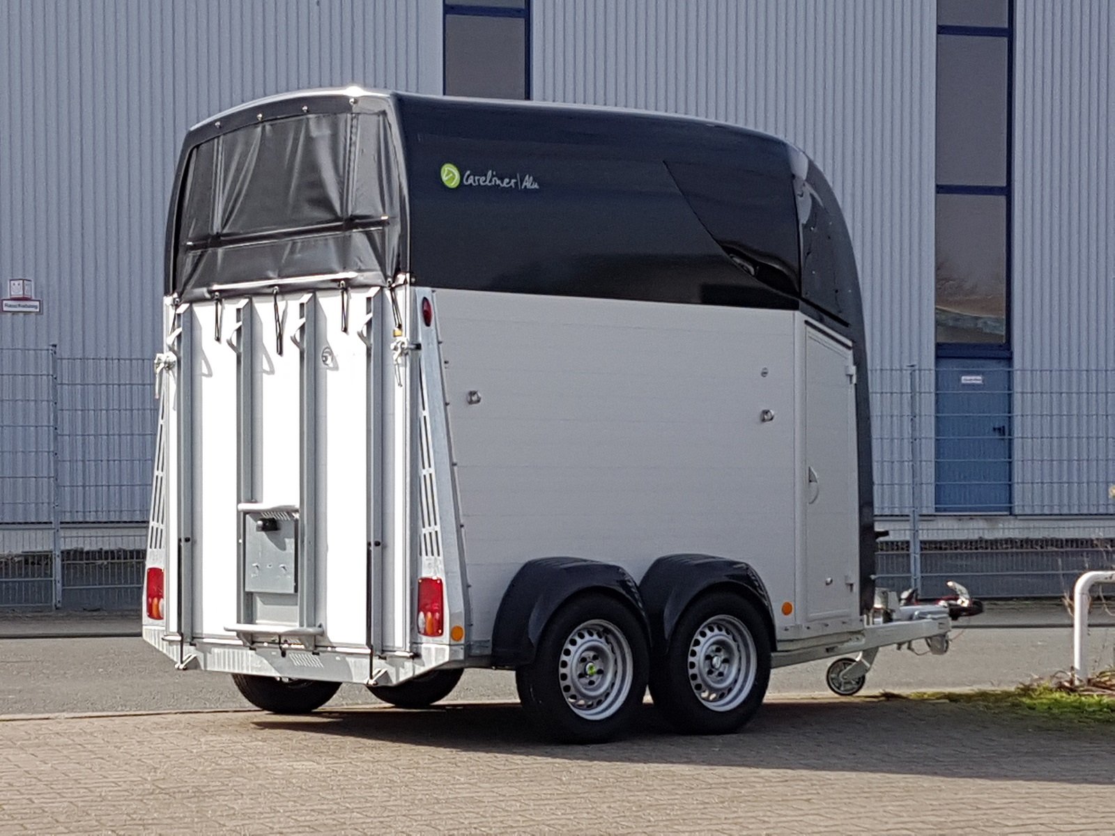 Careliner ALU Dach und Bug in night mit Panoramadach und  Bruststangenzusatzpolster / PKW Anhänger von Kröger Fahrzeugbau - Anhänger  günstig kaufen