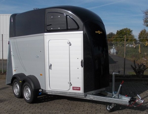 HUMBAUR Pferdeanhnger Alu Xanthos AERO 2400 mit Sattelkammer, Tempo 100, Trittschutz, Dach und Bug in schwarz