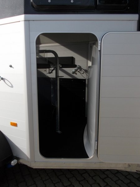 HUMBAUR Pferdeanhnger Alu Xanthos AERO 2400 mit Sattelkammer, Tempo 100, Trittschutz, Dach und Bug in schwarz