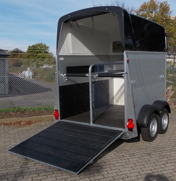 HUMBAUR Pferdeanhnger Alu Xanthos AERO 2400 mit Sattelkammer, Tempo 100, Trittschutz, Dach und Bug in schwarz