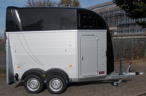 HUMBAUR Pferdeanhnger Alu Xanthos AERO 2400 mit Sattelkammer, Tempo 100, Trittschutz, Dach und Bug in schwarz