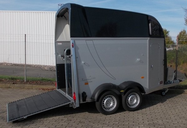 HUMBAUR Pferdeanhnger Alu Xanthos AERO 2400 mit Sattelkammer, Tempo 100, Trittschutz, Dach und Bug in schwarz