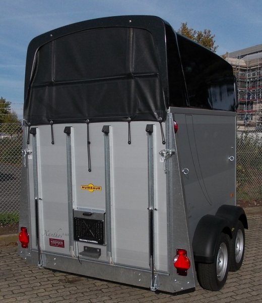 HUMBAUR Pferdeanhnger Alu Xanthos AERO 2400 mit Sattelkammer, Tempo 100, Trittschutz, Dach und Bug in schwarz