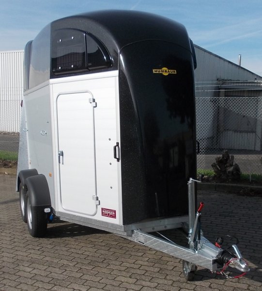 HUMBAUR Pferdeanhnger Alu Xanthos AERO 2400 mit Sattelkammer, Tempo 100, Trittschutz, Dach und Bug in schwarz