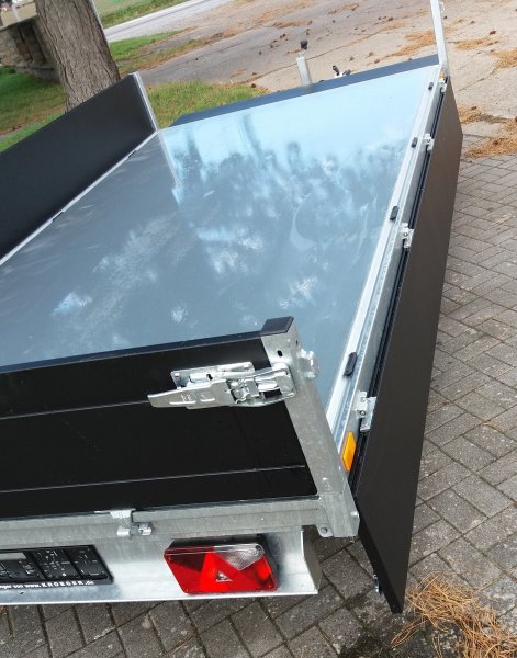 Saris Tandem-Dreiseitenkipper K3 306 184 2700 2 mit E-Pumpe, Black-Edition, 2,7t zGG, 306x184x35cm, ohne Handpumpe