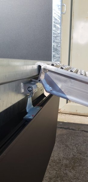 Saris Tandem-Dreiseitenkipper K3 356 184 2700 2 mit E-Pumpe und Rampen in Schubladen, silberne Wnde, 2,7t zGG, 356x184x35cm, Alubordwnde silberne Wnde