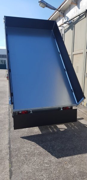 Saris Tandem-Dreiseitenkipper K3 306 184 2700 2 Handpumpe,silberne Bordwnde, Rampen in Schubladen unter der Ladeflche,2,7t zGG, 306x184x35cm