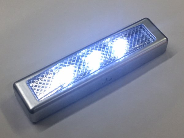 1 x LED Innenleuchte mit Push Schaltflche mit 3AAA Batterien inkl. Montage 