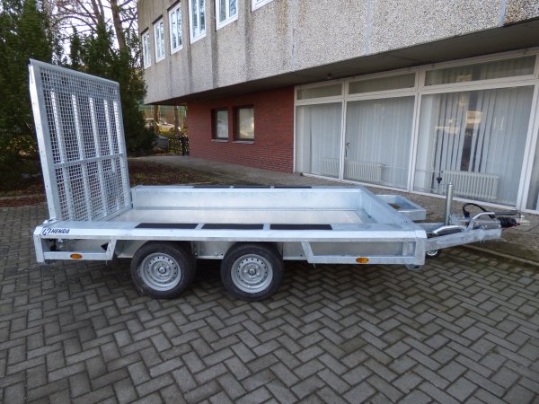 Henra MT304017 Sehr stabiler Baumaschinentransporter mit Siebdruckboden, 3000KG zGG, 400x170x27cm, durchgehende Gitterrampe 165cm hoch