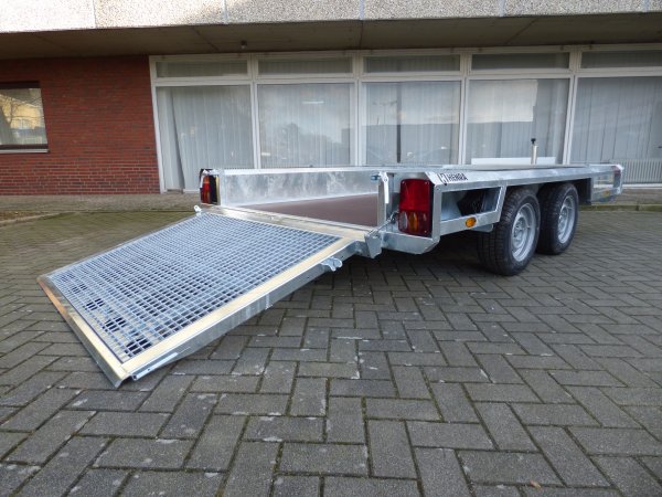 Henra MT303015 Sehr stabiler Baumaschinentransporter mit Holzboden, 3000KG zGG, 300x150x27cm, durchgehende Gitterrampe 125cm hoch