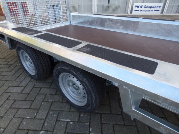 Henra MT303015 Sehr stabiler Baumaschinentransporter mit Holzboden, 3000KG zGG, 300x150x27cm, durchgehende Gitterrampe 125cm hoch