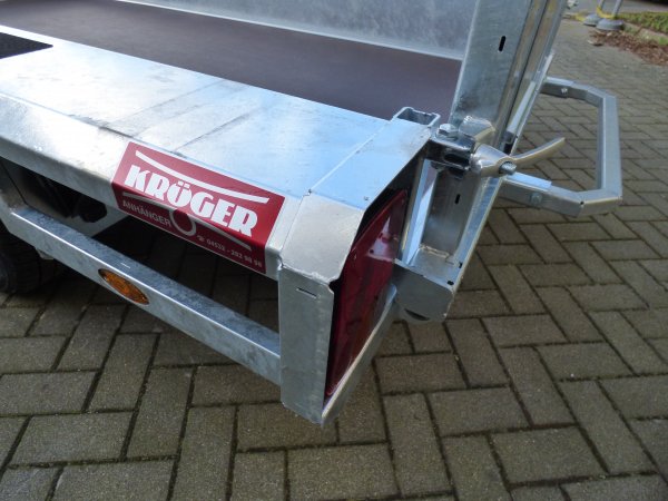Henra MT303015 Sehr stabiler Baumaschinentransporter mit Holzboden, 3000KG zGG, 300x150x27cm, durchgehende Gitterrampe 125cm hoch