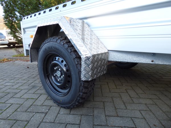 Humbaur HA 132513 OFFROAD mit Bugklappe und Reling, 1300KG zGG, 251x131x40cm