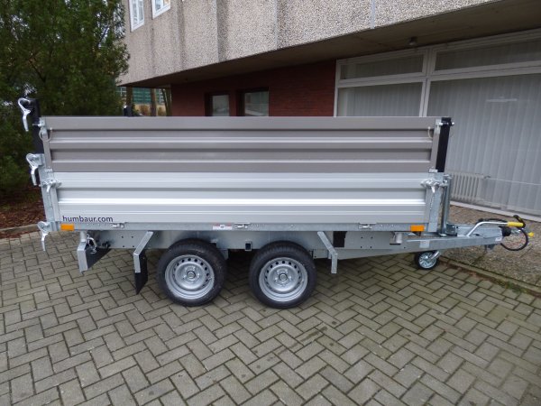 Humbaur HTK 2700.27 Dreiseitenkipper mit Alubordwnden, Stahl-Aufsatzbordwnde und Handpumpe